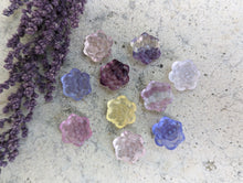 Load image into Gallery viewer, Fluorite Mini Carving - Flower