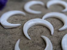 Load image into Gallery viewer, Mother of Pearl Naja Crescent Bead