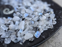 Load image into Gallery viewer, Moonstone Chips - 1 Ounce