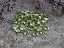 Load image into Gallery viewer, Peridot Heart Facets - 3.5mm
