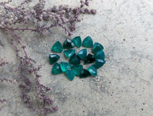 Load image into Gallery viewer, Green Onyx Trillion Facets - 6mm
