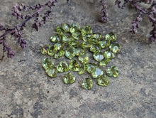 Load image into Gallery viewer, Peridot Heart Facets - 3.5mm
