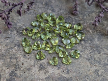 Load image into Gallery viewer, Peridot Heart Facets - 3.5mm
